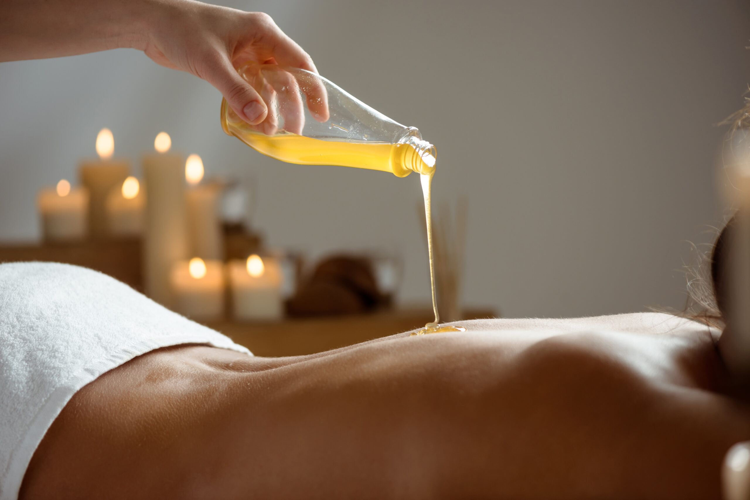 Aromaöl Rückenmassage mit warmem Massageöl – Rustam Schmidt Arnsberg